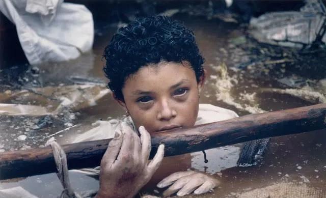 这是一张让人心酸的照片，是1985年，12岁的奥马伊拉生命中最后的影像，此时她已