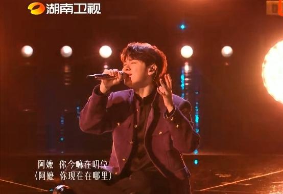 刚听魏如萱唱《阿嬷的话》，我没绷住。

不是歌有多好。是她干了一件特别狠的事——