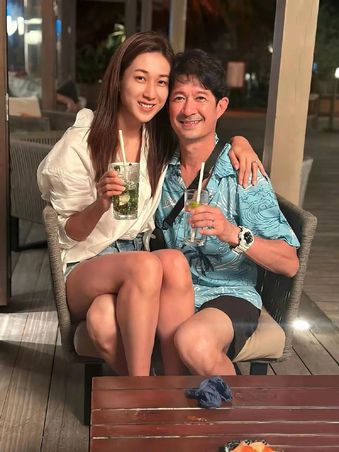 她老公是加拿大的医生，钟嘉欣幸福的样子，她加拿大的医生，老公对她超好，人品一流的
