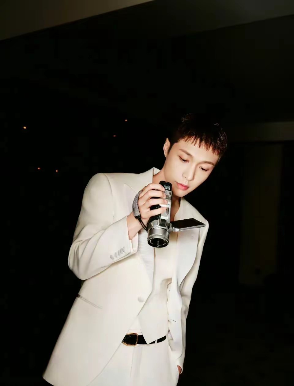 #张艺兴替保安道歉#主动回头向小姐姐道歉，还解释了是保安大哥不小心，希望大家都能