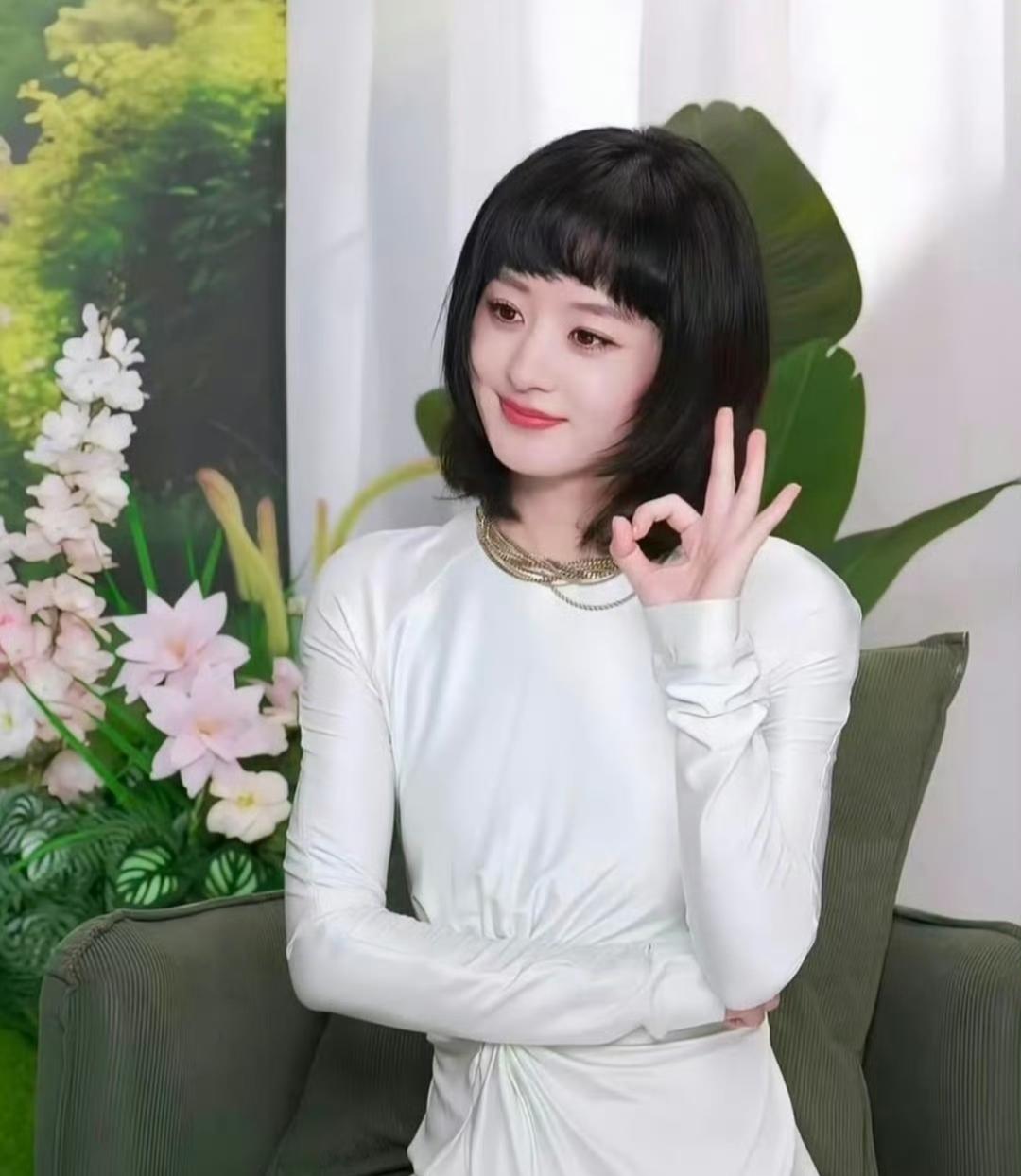 赵丽颖也不灵啊。
 
平时不管古装现代装都美到封神的赵姐。

这次的假发造型真的