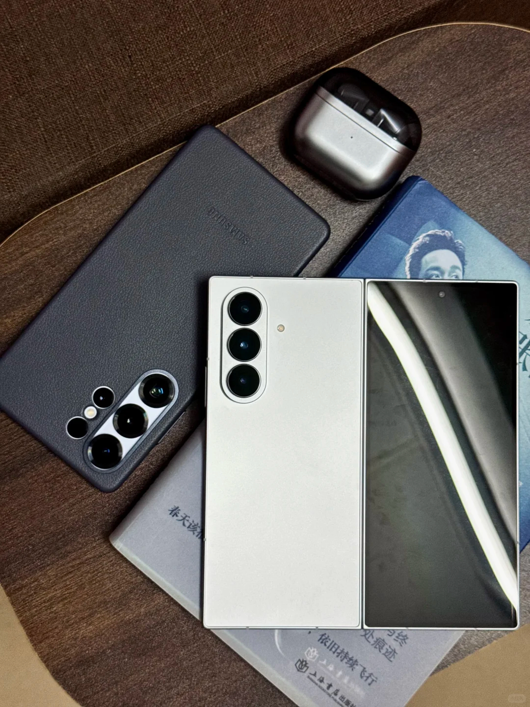 数码闲聊站折叠屏哪些升级感知最明显 重量和厚度的变化最明显！初代折叠屏拿在手里像