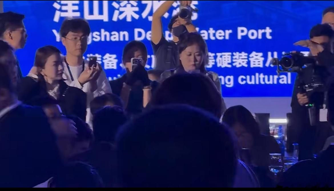 到哪儿都是焦点，都是怼脸直拍 