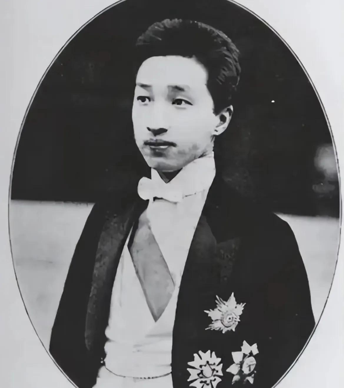 1958年，一个穷困潦倒的老头死在了苏州留园的门房里，直到盛家人过来办丧事，大家