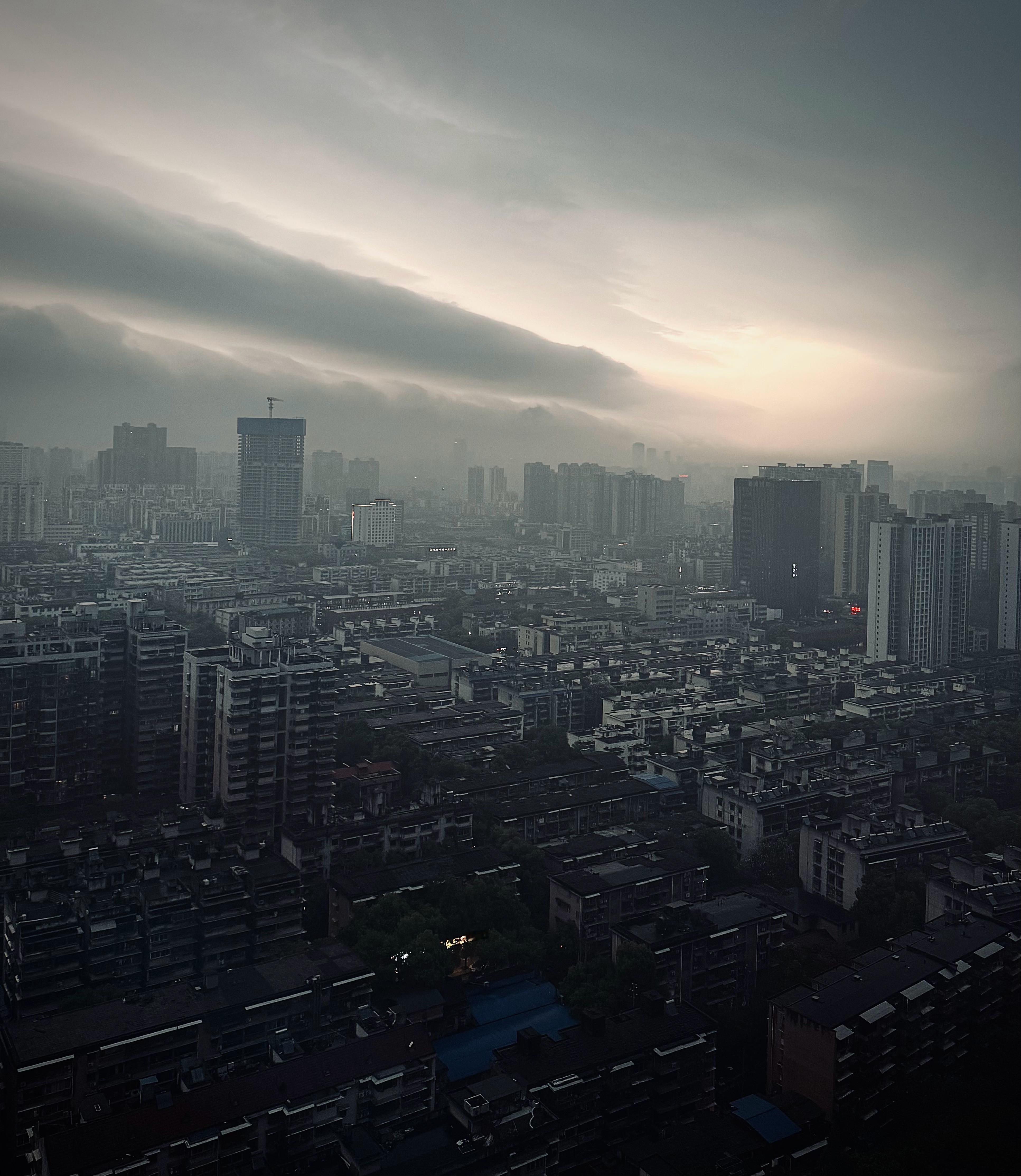 长沙又要暴雨了，明天一早飞回去！阴了一整天，天空撕开一点缺角，光漏进来的很魔幻～