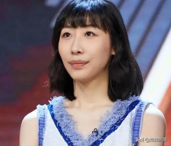 网友调侃：
任素汐这张脸，
要是按村里老家的标准，相亲时都不好意思张嘴要彩礼。