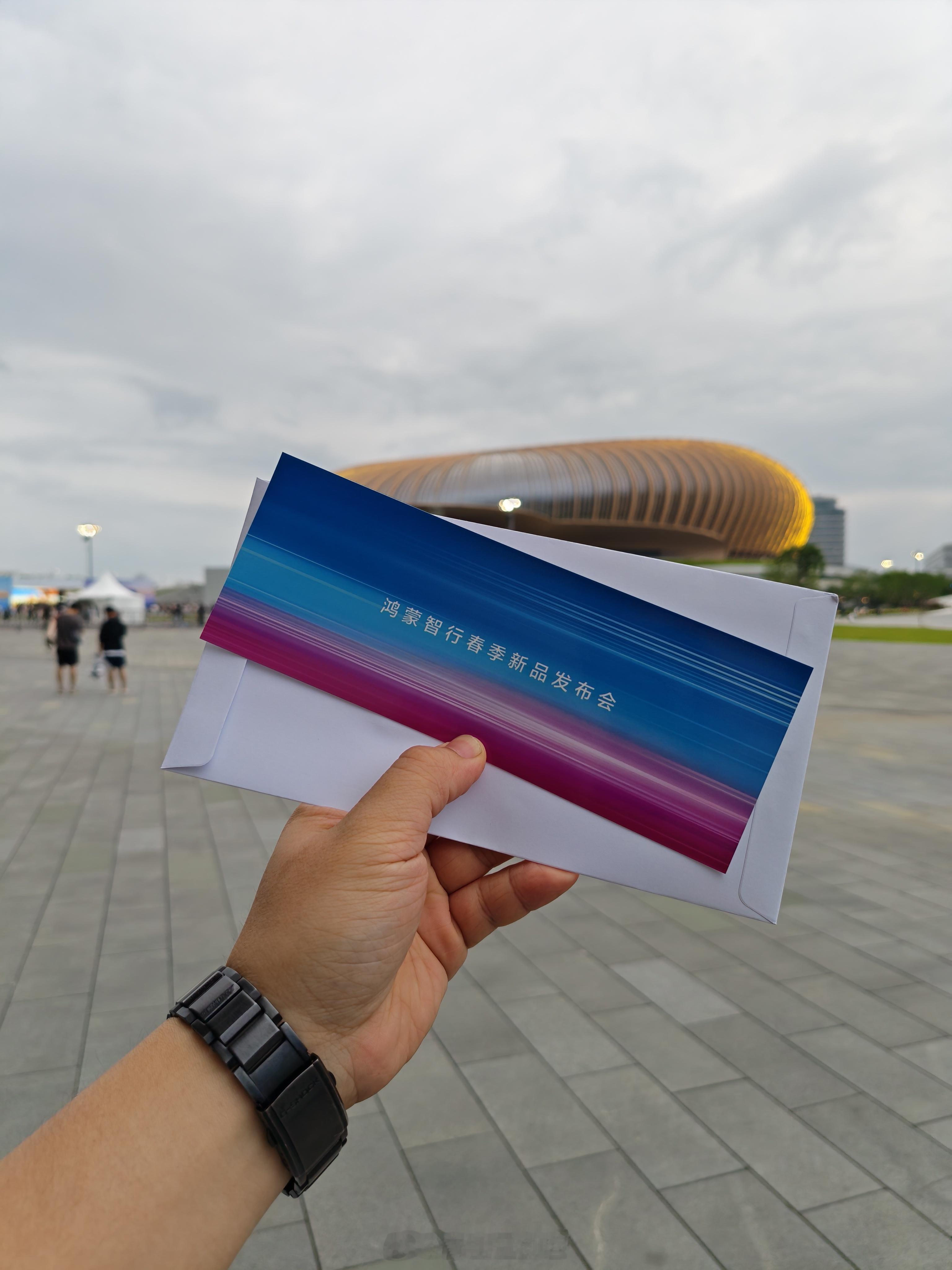 来了来了，鸿蒙智行今晚四台车上猜今晚会有哪个明星来鸿蒙智行鸿蒙智行春季新品发布会