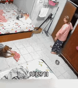 女子刚推开屋门，就笑着喊：“儿子好！开饭了！” 话音还没落地，屋里那个平时看着挺