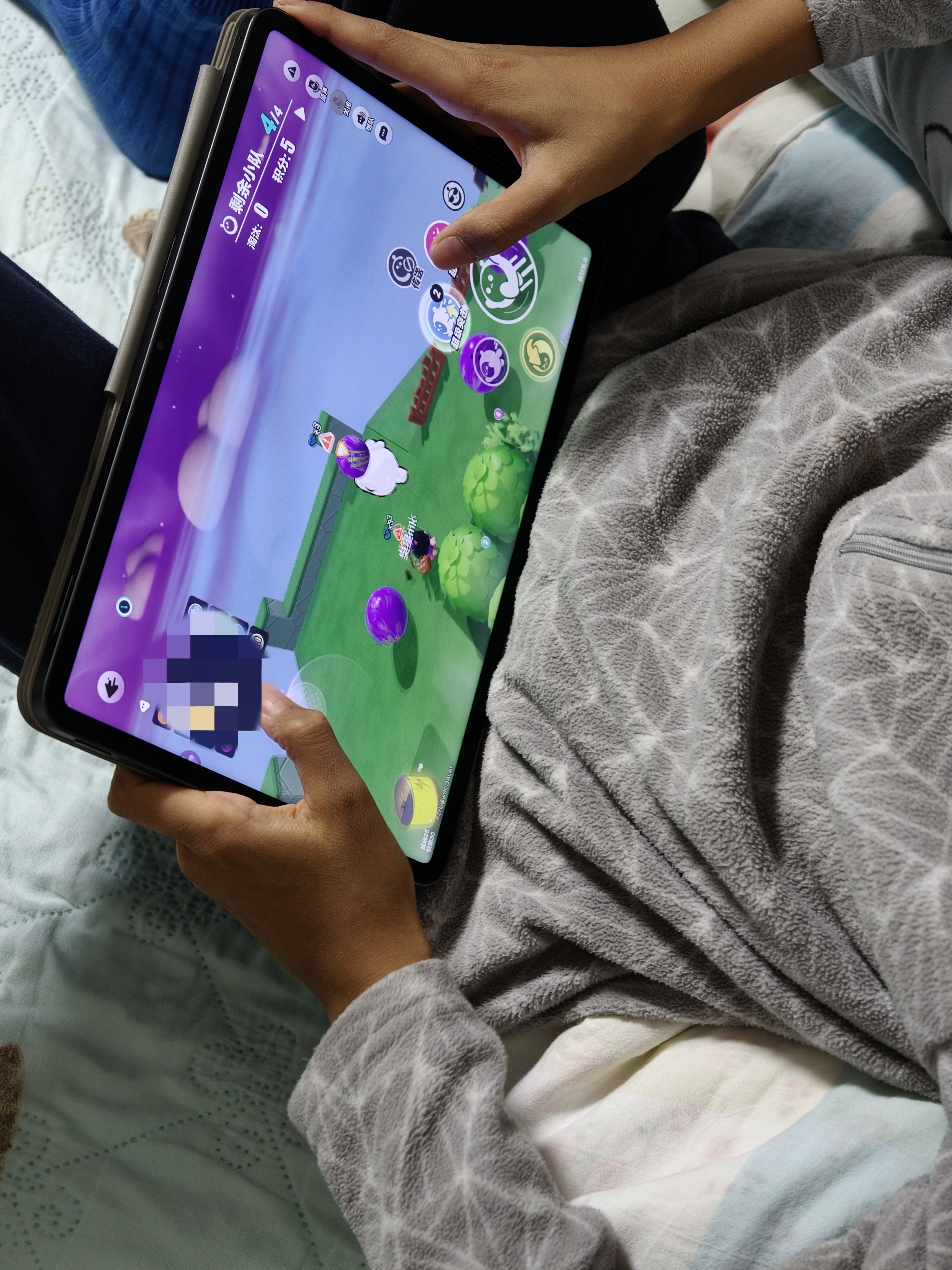 小朋友昨天晚上就已经能“忍着病痛”玩蛋仔了，到了白天又说难受不想去学校。当我没上