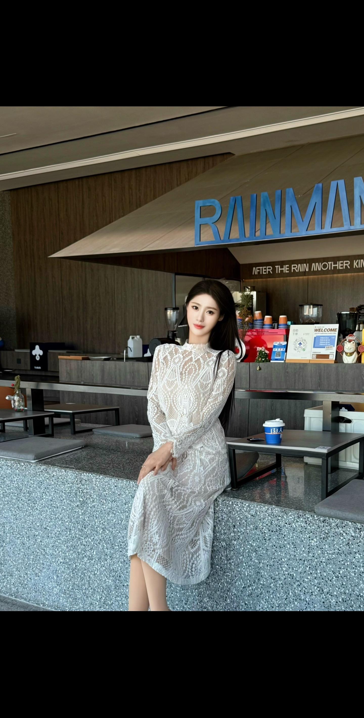 “如果你来访我，我不在，请和我门外的花坐一会儿，它们很温暖，我注视它们...