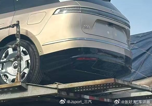 别小看屁股底下这个扰流器，这是以前高性能车型为了在不破坏车身流畅度的情况下降低风