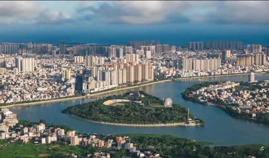 吴川江心岛，位于吴川市区旁，是鉴江中央的一座江心小岛。岛上绿树成荫，是一座天然绿