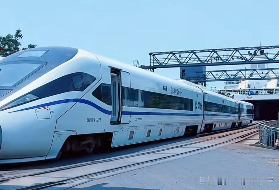 你见过高铁列车乘坐渡轮吗？图中的场景就是发生在粤海铁路轮渡码头，一列CRH1A型