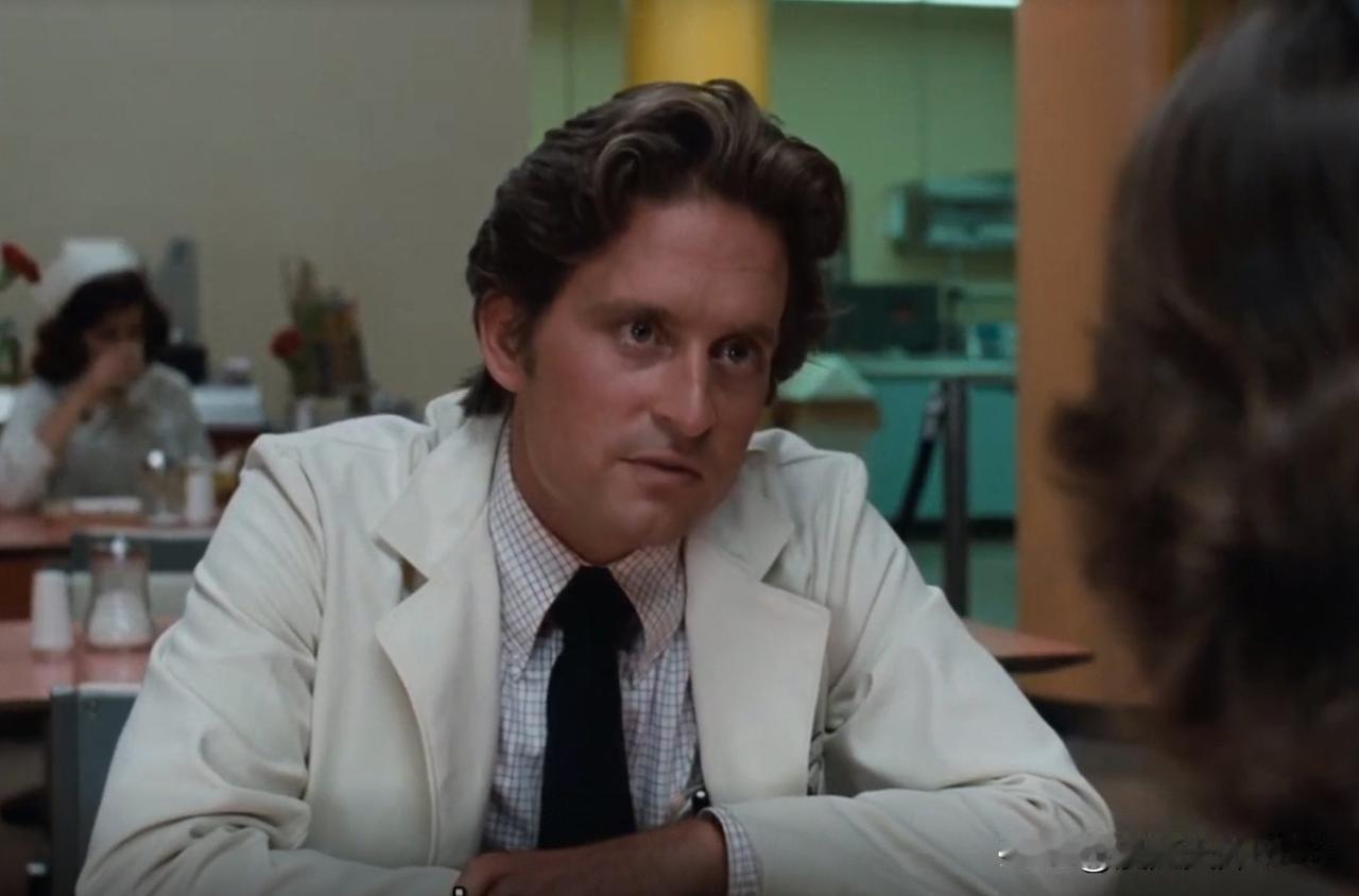 八十年代后期看过一部美国惊悚悬疑电影，里面充满科幻感的人体悬挂画面和恐怖氛围，给