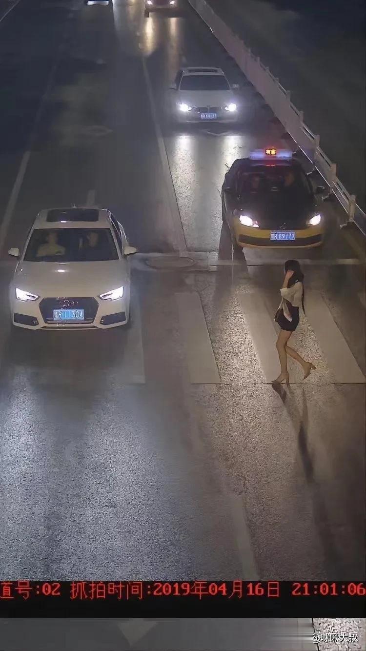 盯着美女看，也算违章吗？大家评评理，男司机到底做错了什么？[捂脸]


    