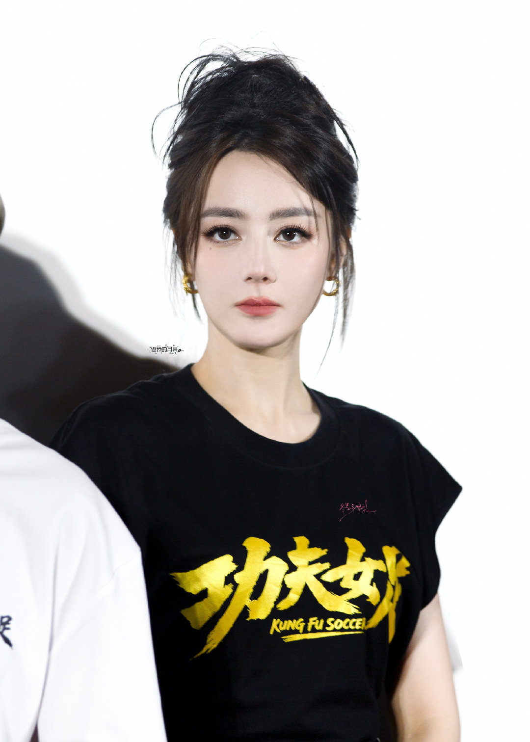 迪丽热巴很夸张很周星驰迪丽热巴完全突破以前的形象敢于跳出舒适圈太难得，迪丽热巴驾