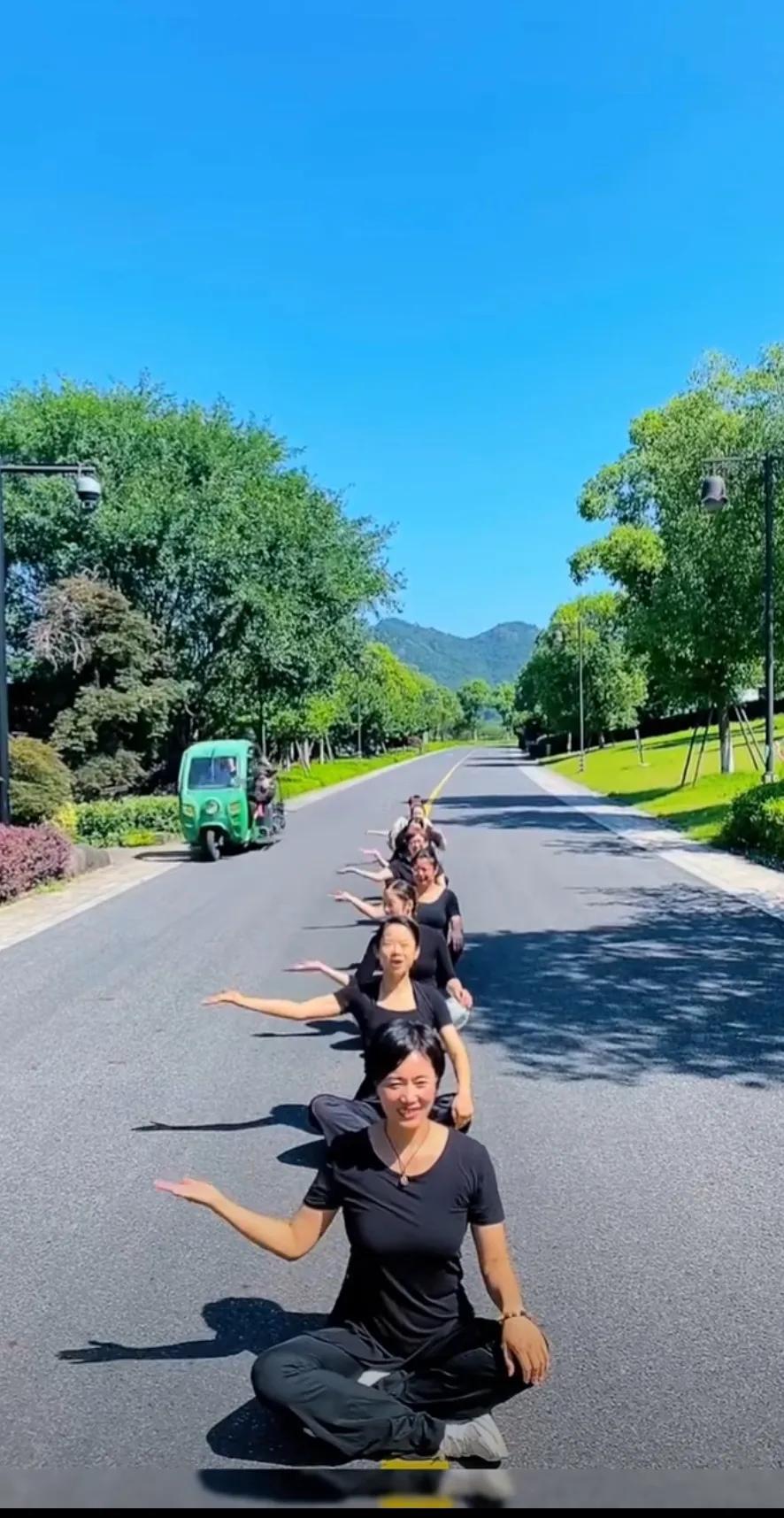 这类群体跑到哪哪里嫌弃，关键是她们自我感觉好得不得了。