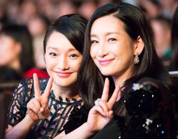 当年，秦海璐投保2900万：“我这单眼皮必须保住。”没多久，她就改变想法，直接动