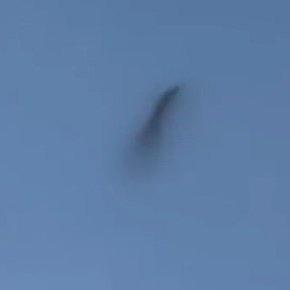西安上空惊现一团百米高的黑色不明物，在空中不断扭动变幻形态，像极了“飞龙在天”，