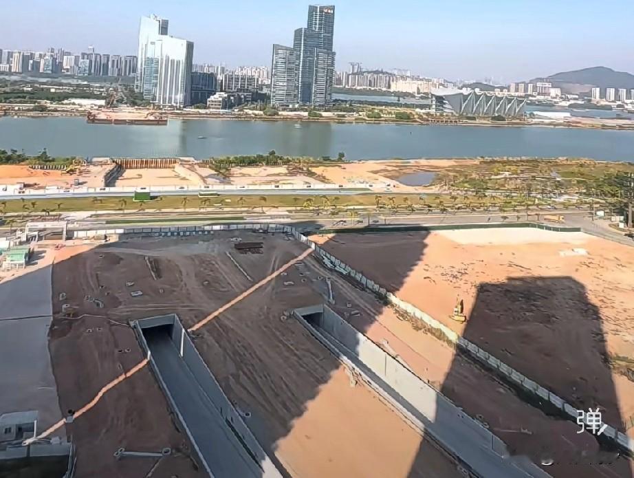 明珠湾隧道现在搞成这样了，感觉跟我想象的不太一样啊，车道这么窄的吗？还是说目前只