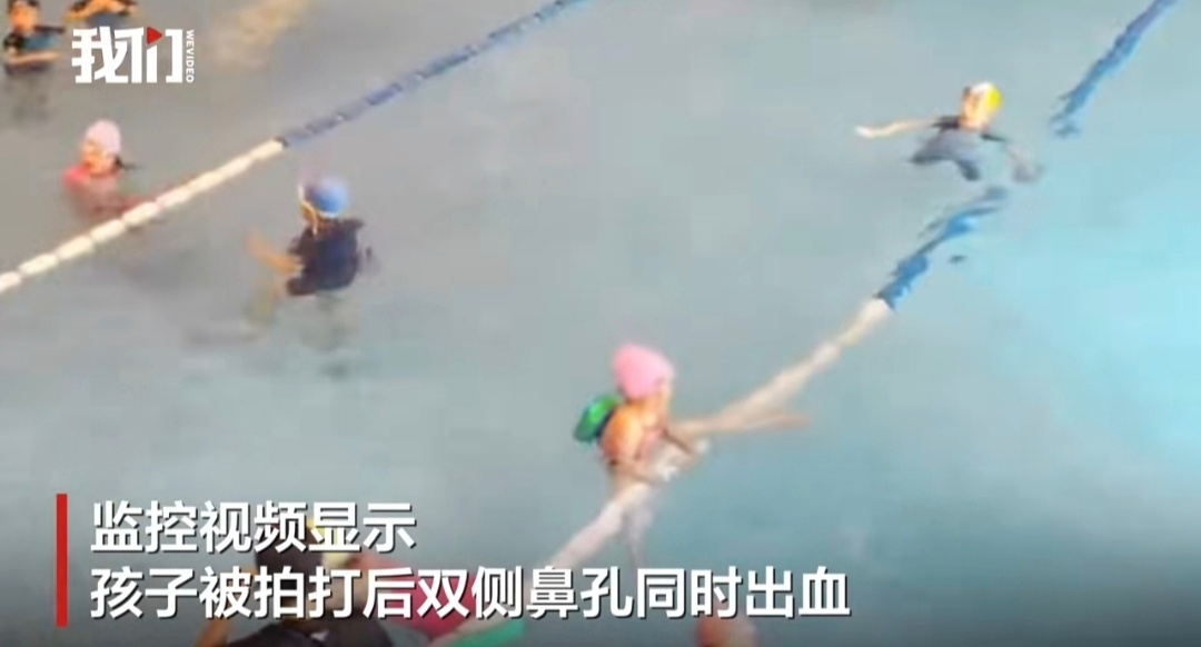 5岁女童泳道内遭成年女子拍打看了现场检控视频，觉得双方都有问题。1.女孩家长放任