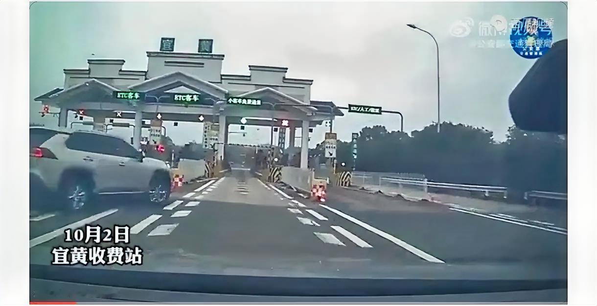 国庆返程高峰临近，高速收费站成事故多发地带。不少司机为抢快，临近收费口临时来回变