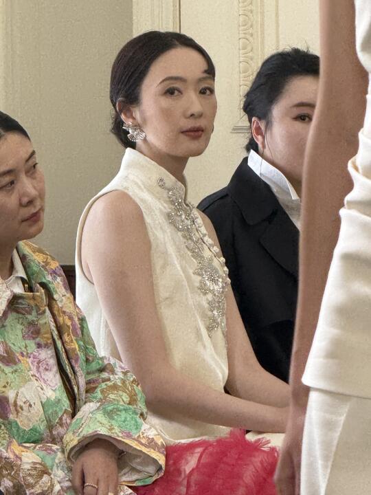 和童瑶一起看秀in JUNYANG2025ss