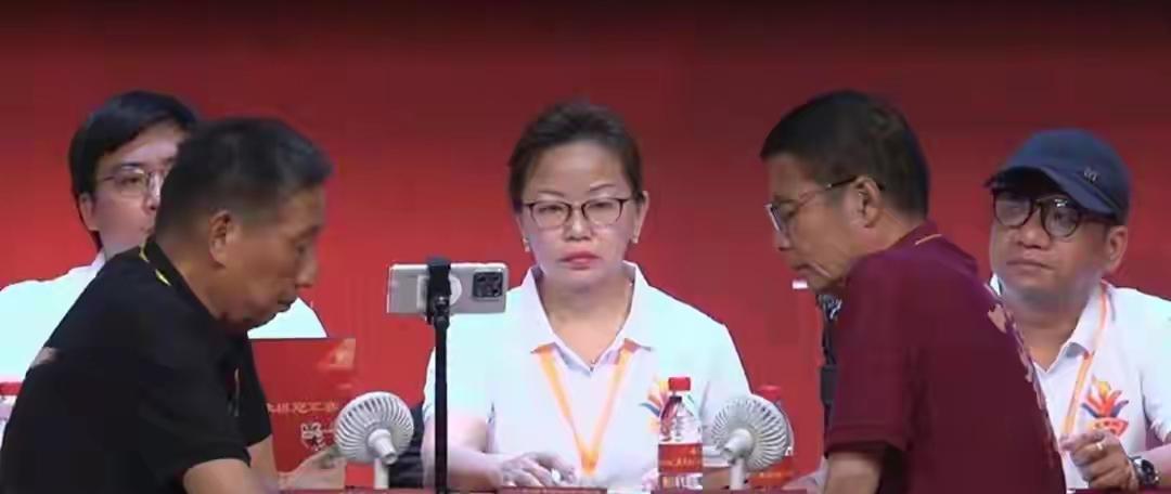 第32届“五羊杯”全国象棋冠军赛，公开组程宇东、元老组柳大华夺冠。
在长达43年