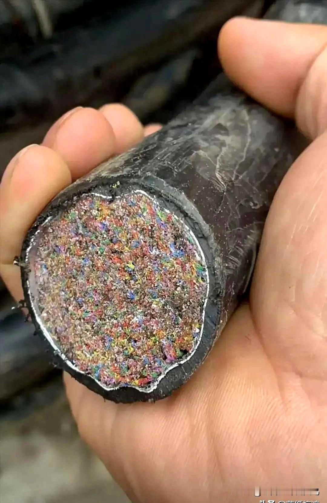 怪不得挖断光缆基本上就废了，你们看看这怎么接？

要我说啊，早该给这些线套个铁盔