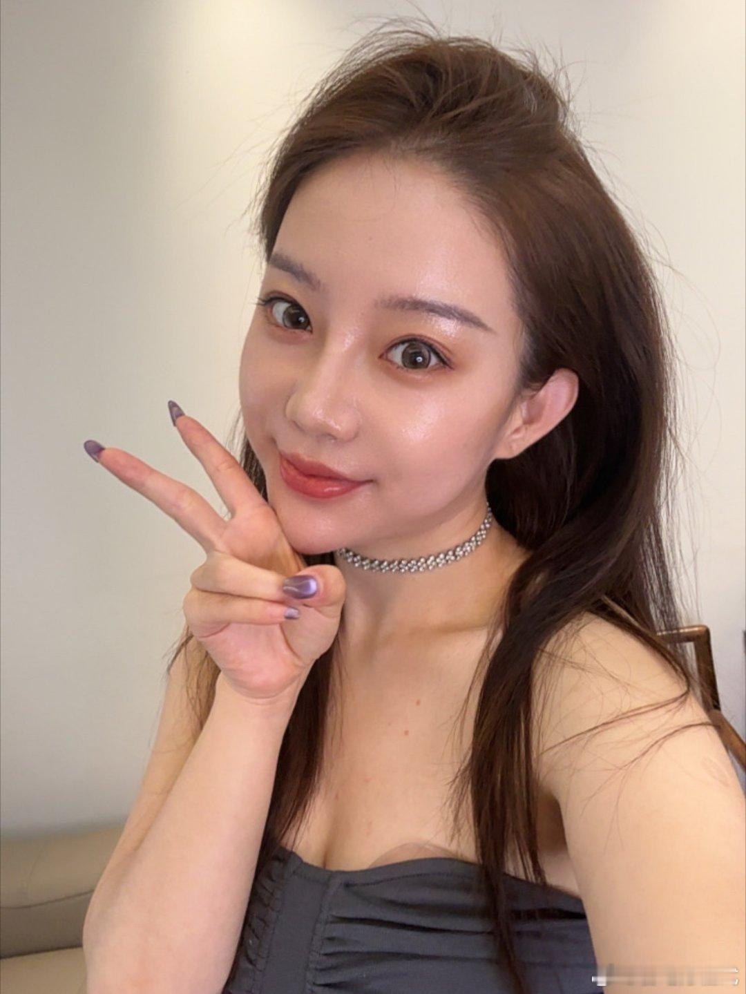 想问一下各位铁子们，对于我今日份妆容各位看官们，你们的满意度是多少？开会一直到这