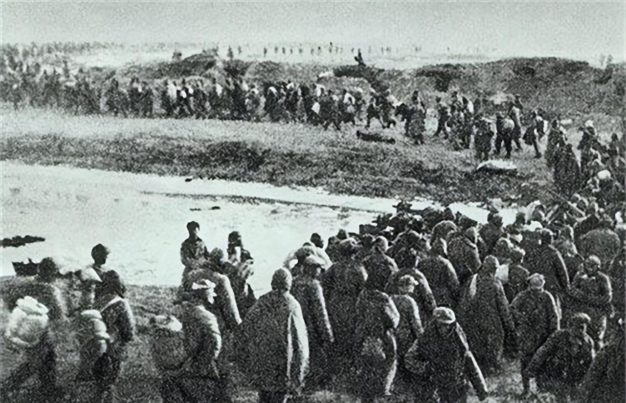 1948年，在淮海战役中发生了不可思议的场景，一个连的战士全部牺牲后，12名俘虏