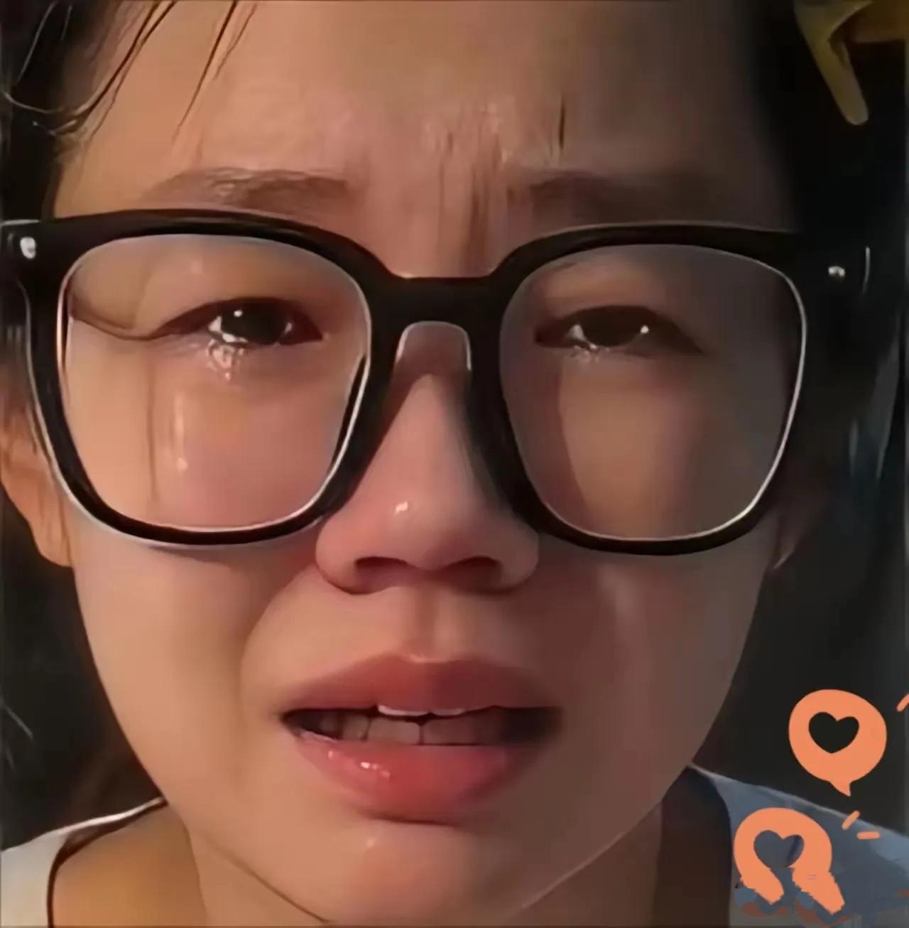 她现在最该做的事，不是哭。

是道歉。

挨个道歉。

第一个，是那个4岁的孩子