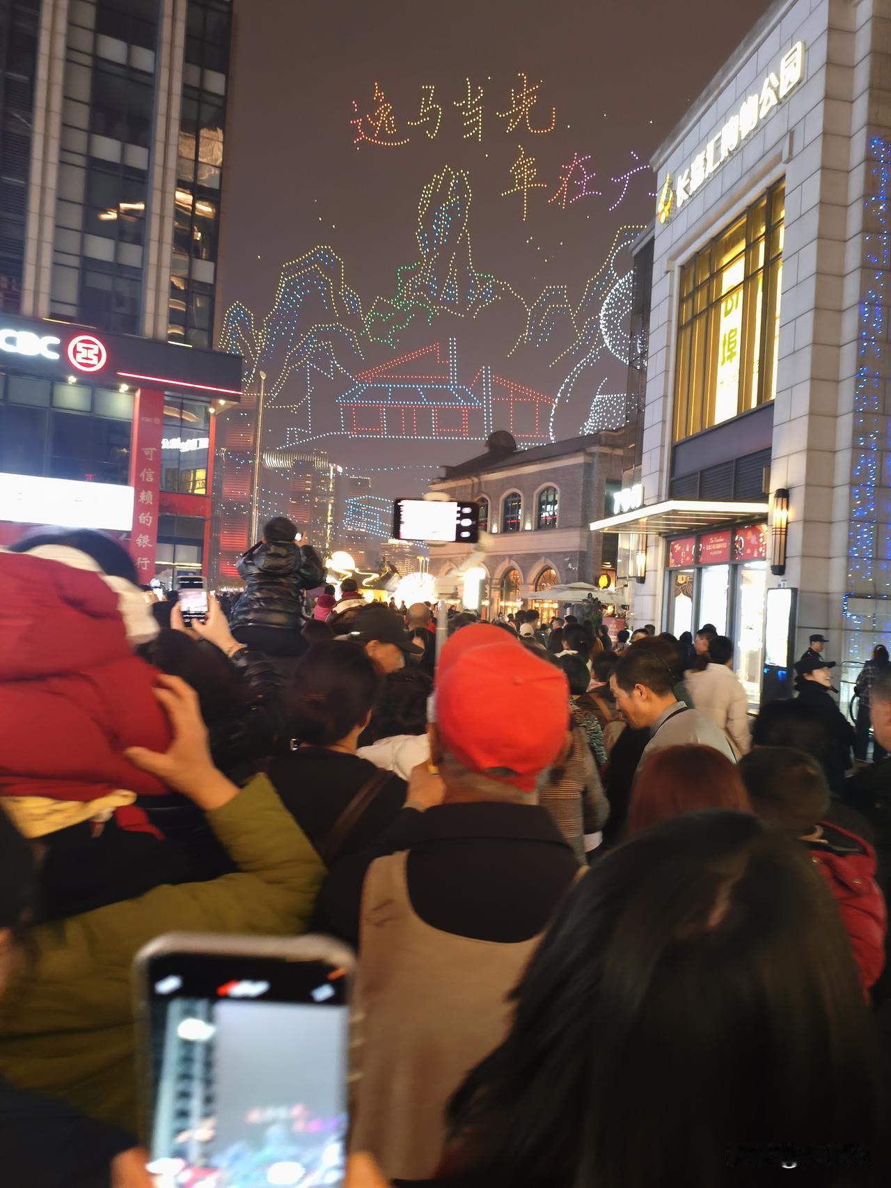 上联:诗山寻妙句，
下联:墨海起惊雷。