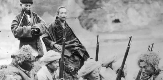 1937年，甘肃地主将数百红军伤员活埋，逍遥21年后，449名凶手被押回原地，枪