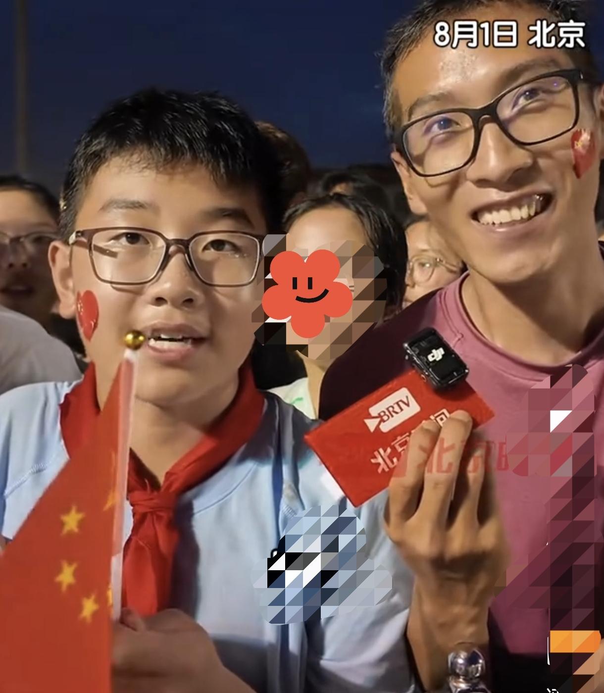 这趟真的太值了！81 建军节，从陕西专程去天安门广场看升旗的父子，顶着夜风熬上一