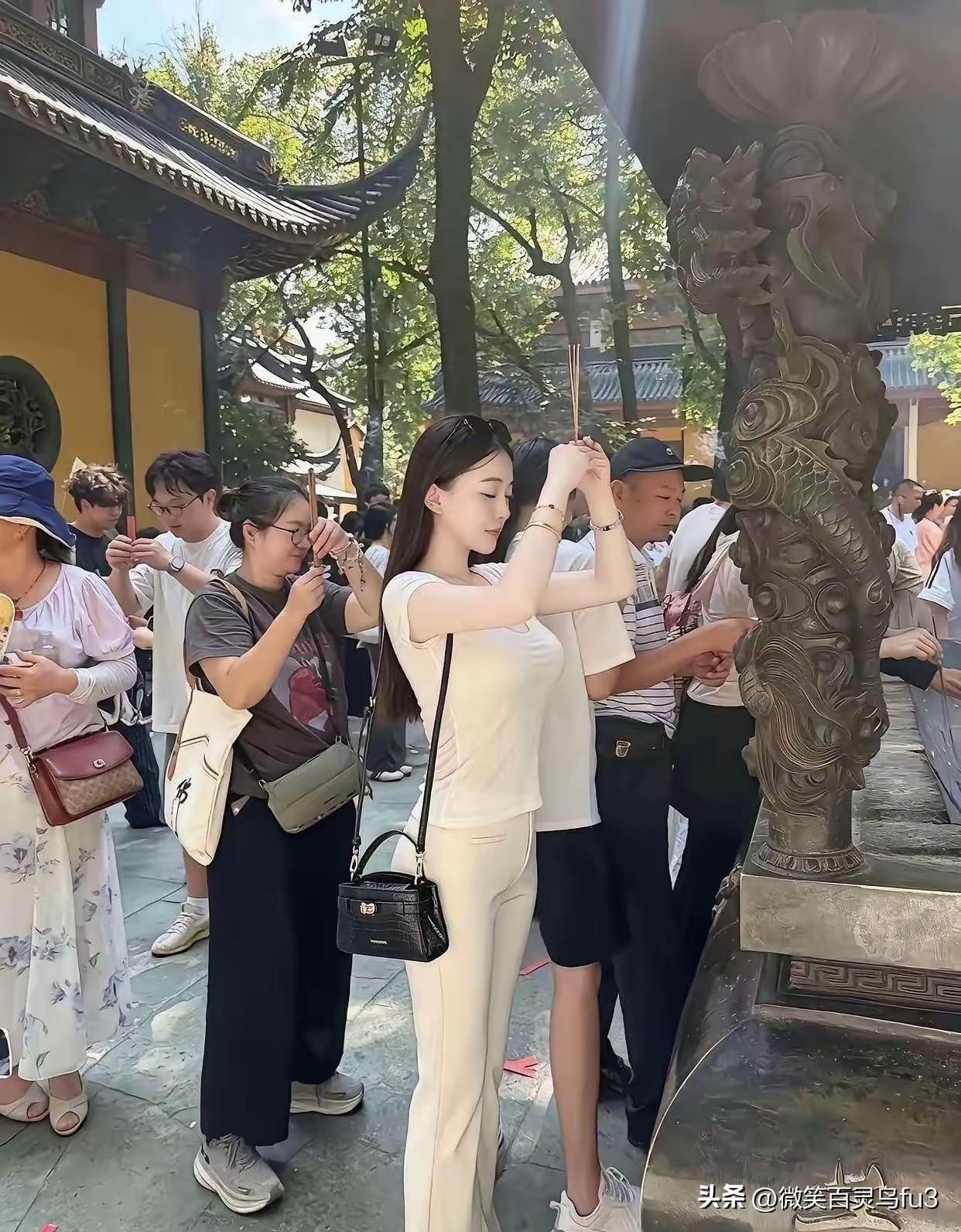 古寺香火袅袅，前来祈福的人络绎不绝。大家心怀期许，双手执香，默默许下心底的愿望。