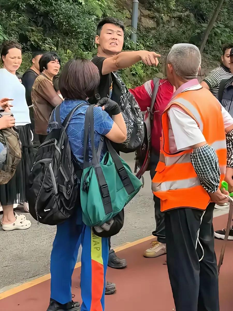 我敢担保，就这男子的长相而言，十足的欺善怕恶，瞧着凶巴巴的，只要你比他更凶，他马