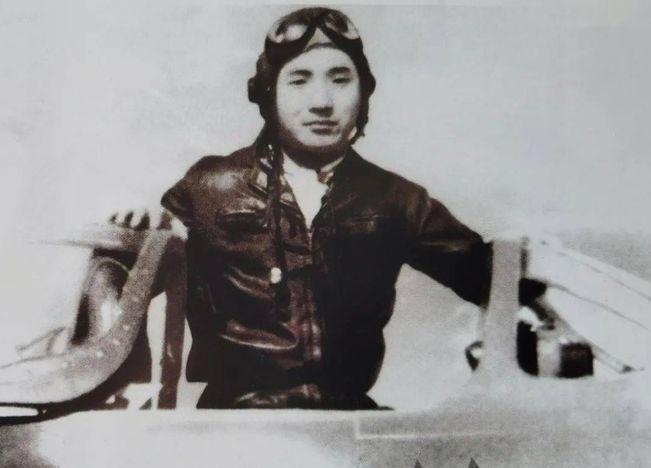 1952年，志愿军飞行员杨汉黄遇4架美军机突袭，冒死击落2架后跳伞，谁知，却惊见