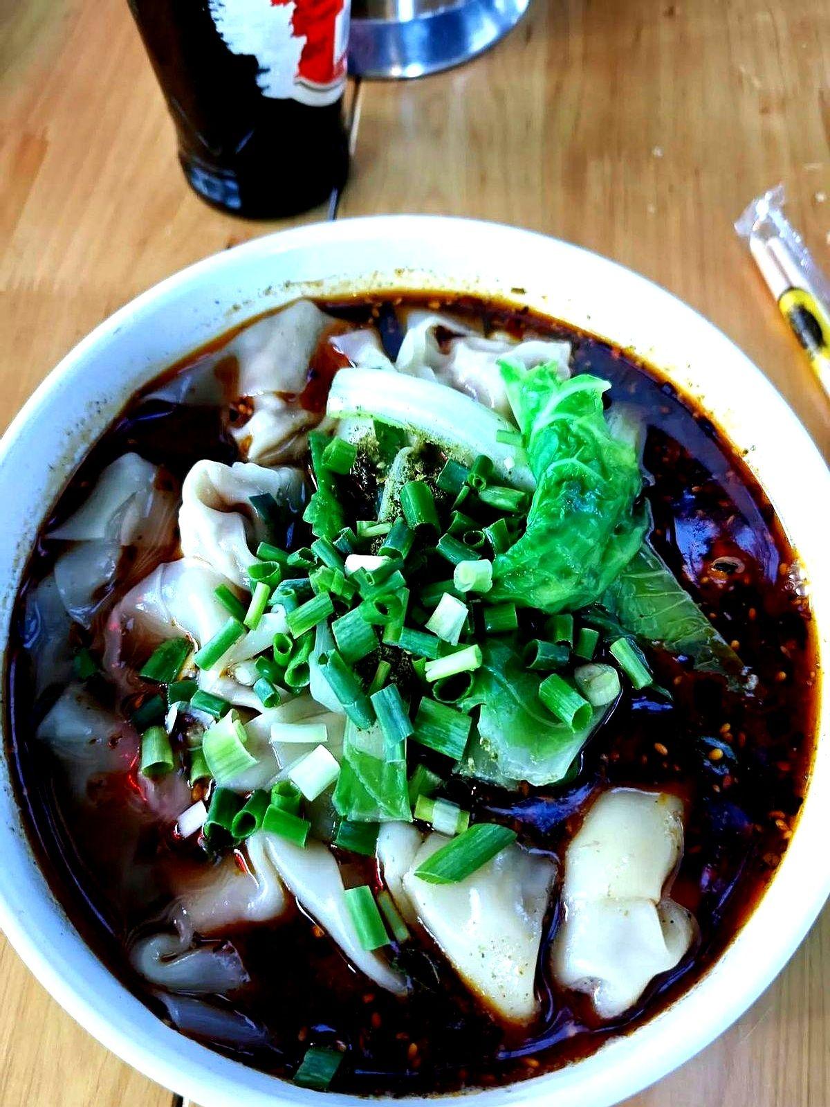 作为老板，你让这个员工走，你就敞敞亮亮的开除人家，或者协商一致。
说到这儿啊，突