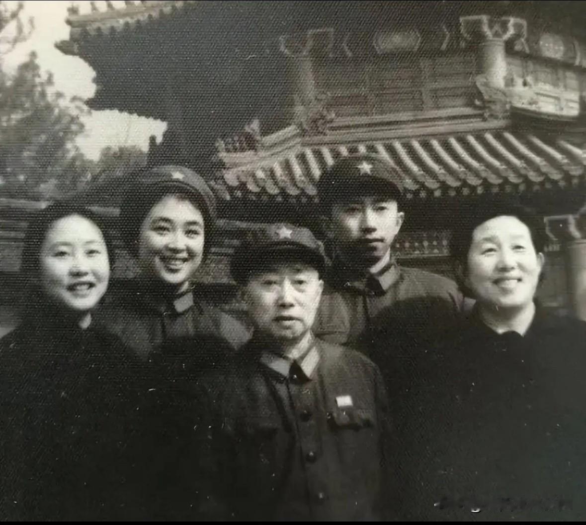 这是开国上将彭绍辉与夫人张纬及儿子彭志强、长女彭京平、次子彭小平的一张晚年非常珍