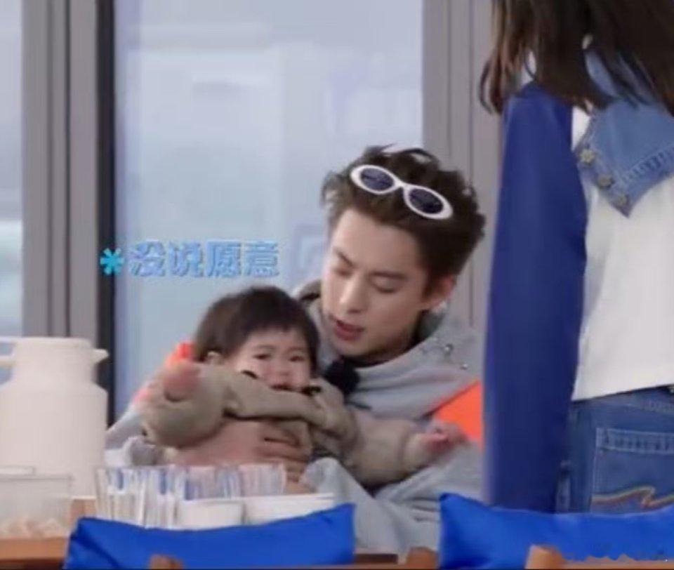 白鹿把孩子塞到王鹤棣怀里有种刚当爸爸妈妈的感觉，两个人 