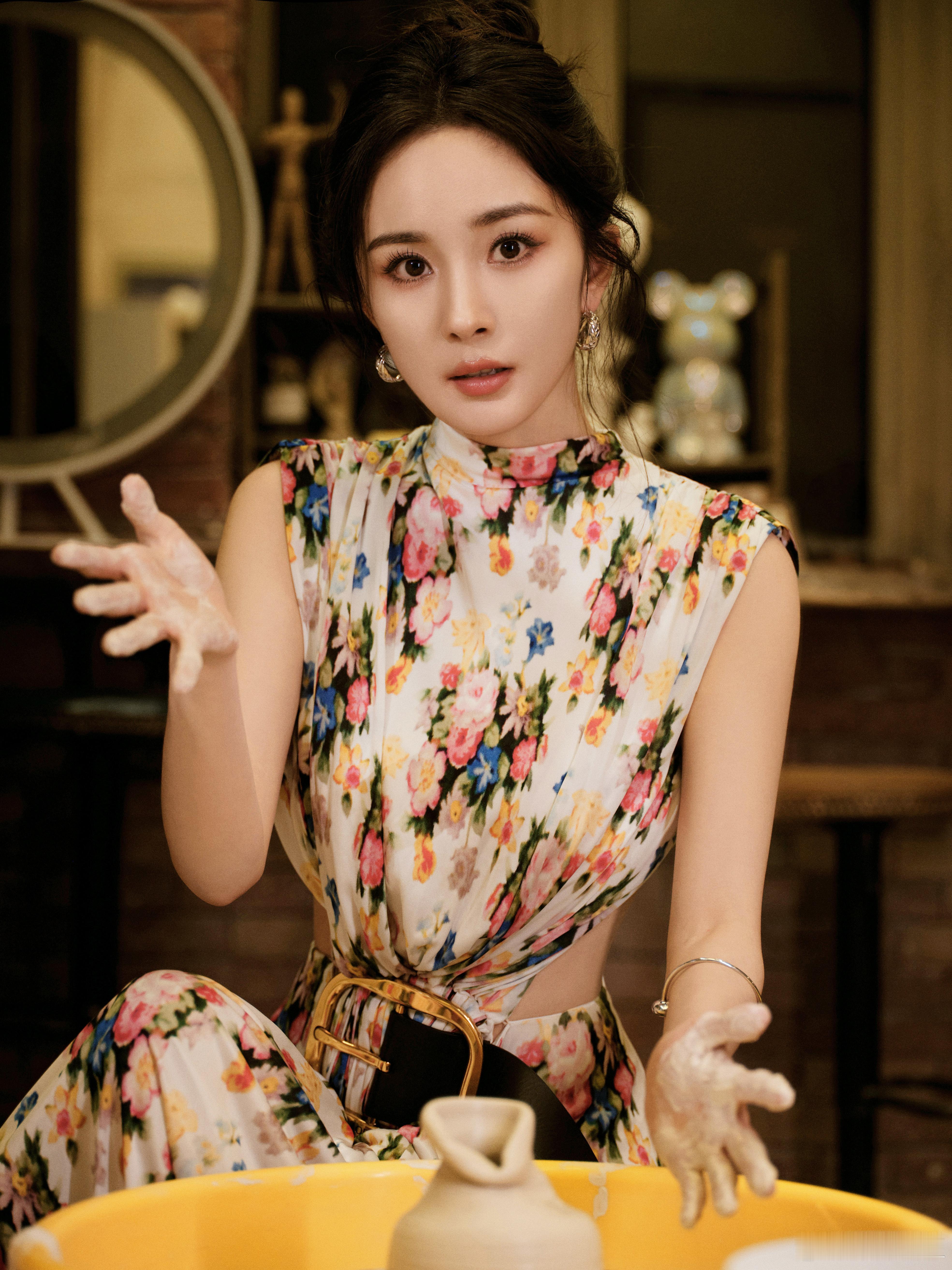 杨幂 长发披肩，妆容精致，每一个细节都透露着优雅与自信。#金鹤龙晒杨幂新妆##杨