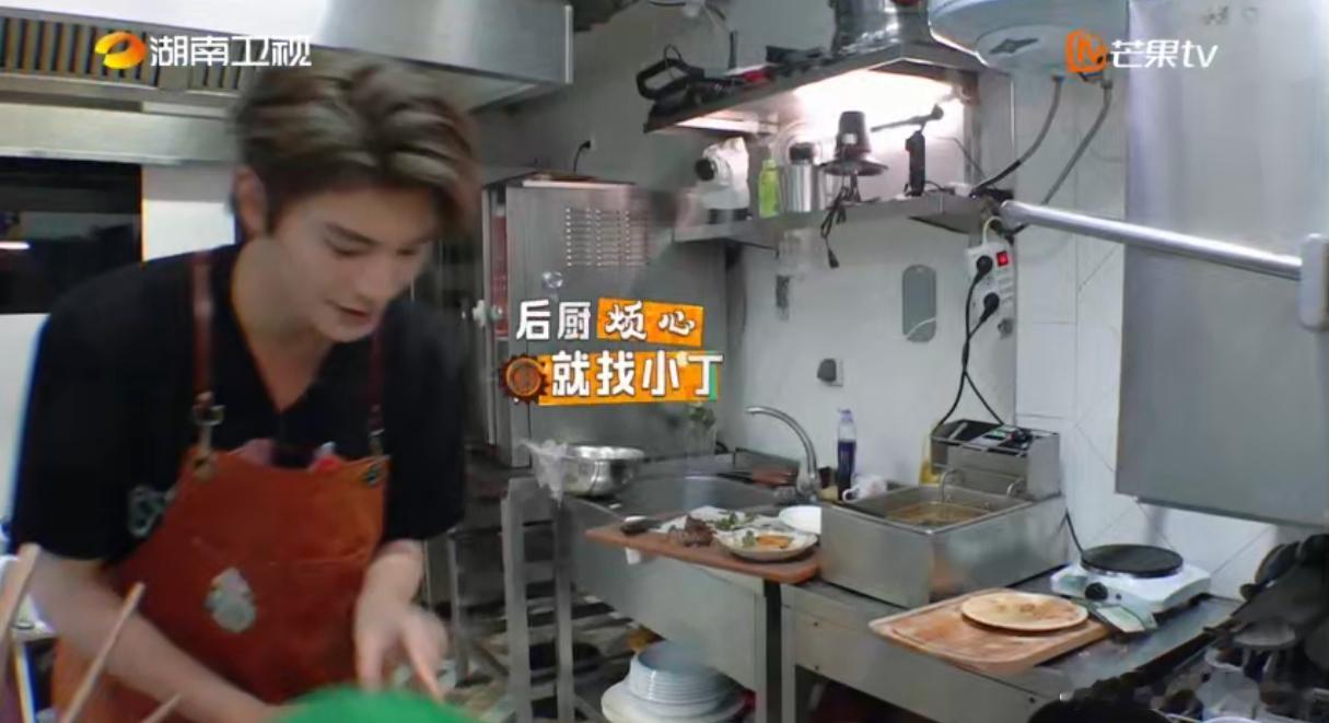 丁禹兮超绝老公感和丁禹兮一起干活好靠谱！中餐厅高峰时段，小丁给林大厨打下手，还顺