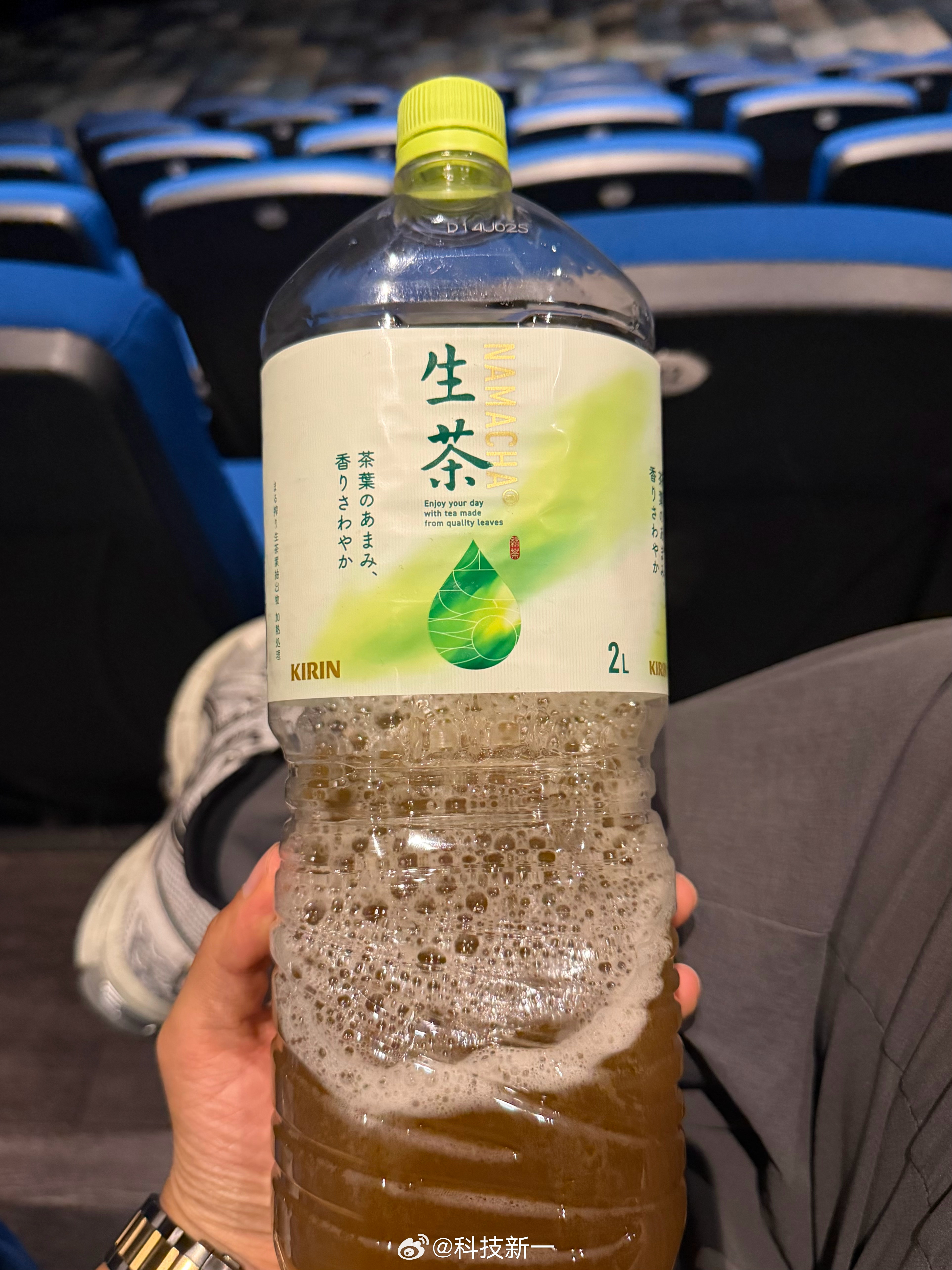 我去电影院，一般带这种2升的大瓶饮料，小瓶不够喝，所以不会跟别人的弄混。这是我刚