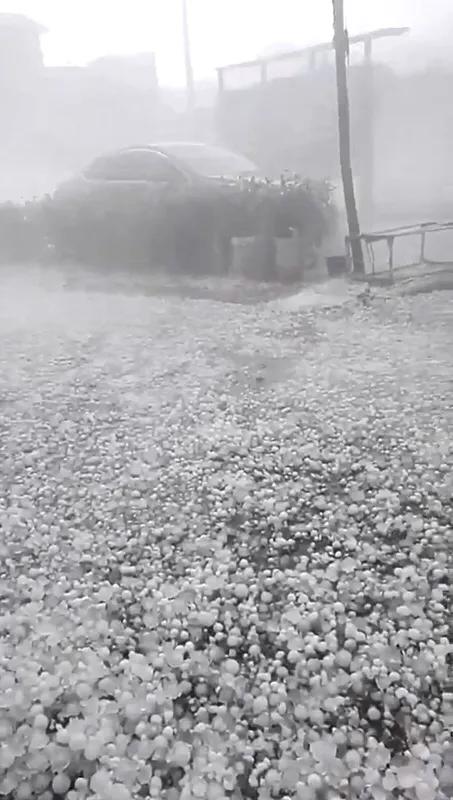 河北承德兴隆这里，突然被屋外噼里啪啦的巨大声响惊醒，起初误以为是厨房锅盆被狂风砸