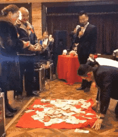 磕头一次，一打钱。这样纯属是折腾新郎，有这样的丈母娘，你如何应对。