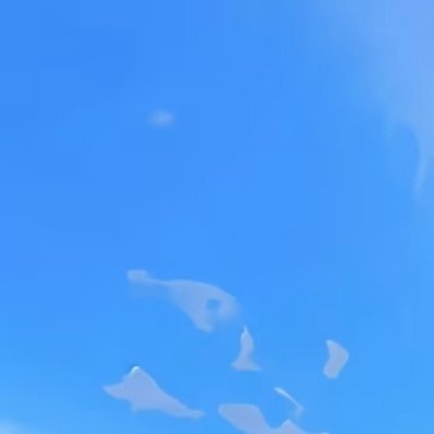 漫步海边看潮起潮落，晚风轻轻拂过沙滩，翻涌的海浪温柔漫上岸边，把细碎烦恼慢慢冲刷
