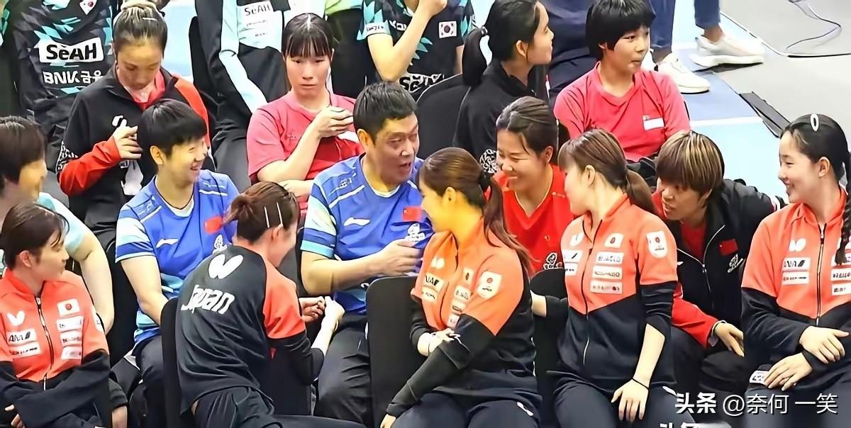 没想到老邱这么有女人缘
在一众女孩儿中
老邱游刃有余
日本队的队员脖子都扭疼了