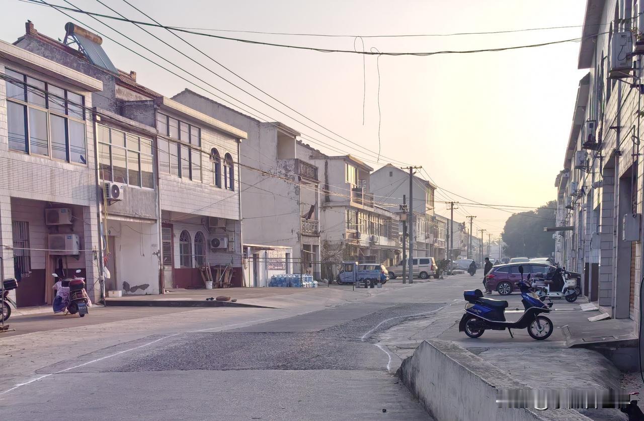 今天和姑姑一起回娘家，要去二堂哥家吃饭。时间还早，我们就绕着村庄转了一圈。

我