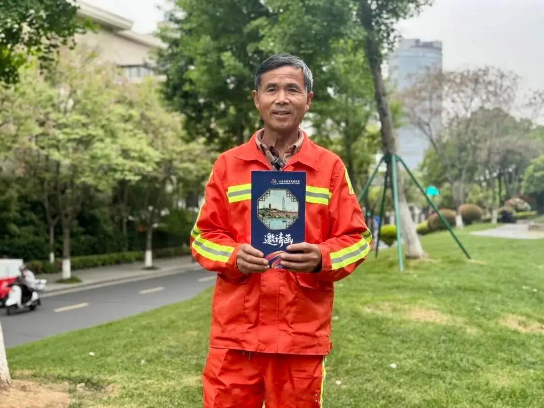 用落花写祝福的环卫工收到苏超邀请函玄武湖综管办管养人员刘金顶用落花写下"南京苏超